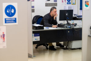 Imagen de un hombre con discapacidad trabajando frente a un ordenador