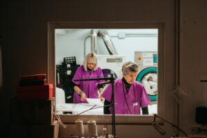 Dos mujeres con discapacidad trabajando en una lavandería